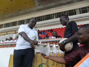 2013 Didier Akplogan ministre des sports félicite l'arbitre de la finale