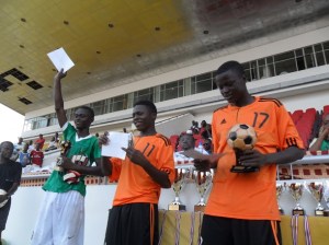 des trophées individuels pour le meilleur gardien de buts, le meilleur joueur et le meilleur buteur (2013)