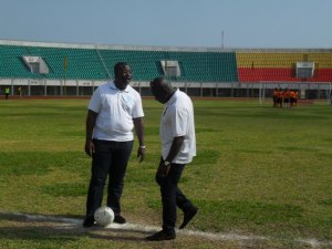2013 Didier Akplogan ministre des sports ici au coup d'envoi symbolique avec Mounirou Daouda initiateur du tournoi