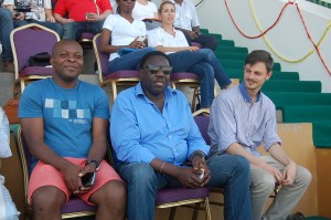 Jacques Okoumassou (à g) président de la fédération d'escrime ici avec Lamine Badiane, journaliste à Africa N°1 et Pierre-Marie Gosselin, invité du tournoi