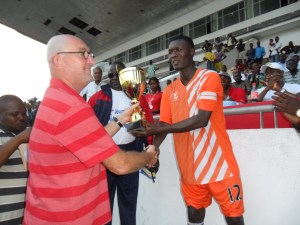 jean-luc collin remettant le trophée du finaliste