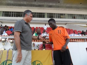 L'ancien défenseur international de l'équipe de France Manuel Amoros remet ici le prix du meilleur joueur 2013