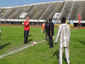 Monsieur Collin à gauche donne le coup d'envoi avec le ministre des sports Ddidier Akplogan et Mounirou Daouda le délégué général du tournoi
