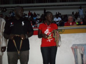 mounirou Daouda prépare les médailles des vainqueurs