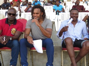 de g à d Mounirou Daouda, Christian Karembeu et Japhet N'doram lors des demi-finales 2