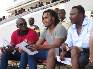 de g à d Mounirou Daouda, Christian Karembeu et Japhet N'doram lors des demi-finales