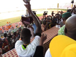 Le capitaine d'Abi Sport soulevant le trophée